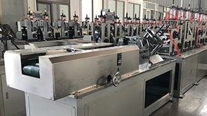 Máquina para fabricar cantoneras de cartón