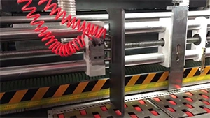 Ajuste de la placa guía izquierda del alimentador de borde delantero