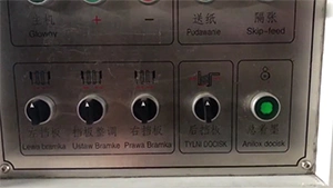 Ajuste de la placa guía derecha del alimentador de borde delantero