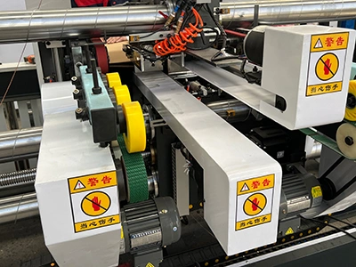 Sección de alimentación del cabezal de grapado /  cosido