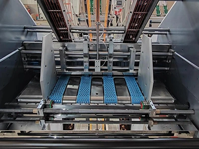 Sección de alimentación por banda de borde delantero